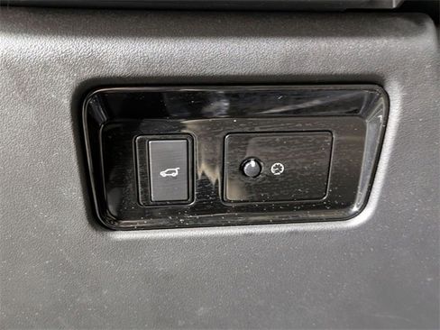 Used 2017 Jaguar F-PACE Premium image 15