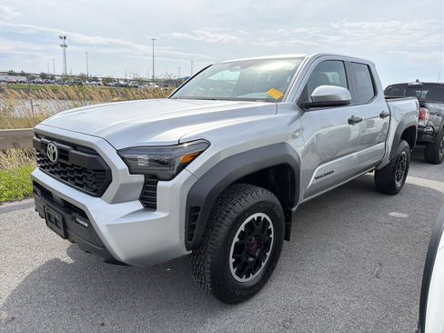 Used 2024 Toyota Tacoma TRD Off-Road AWD/4WD image 4