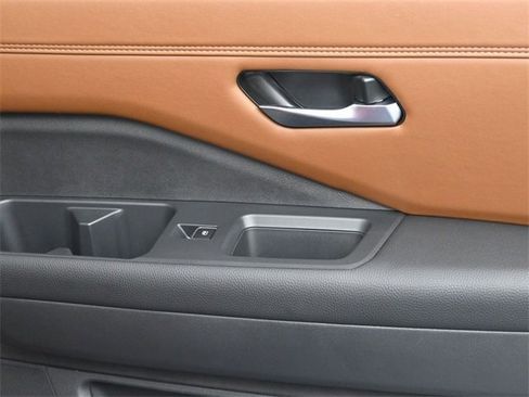 Used 2025 Nissan Pathfinder Platinum image 32