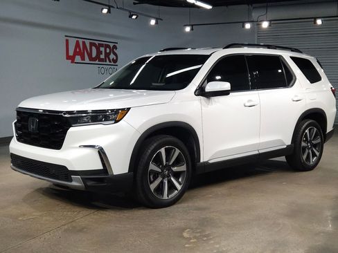 Used 2024 Honda Pilot Touring image 3