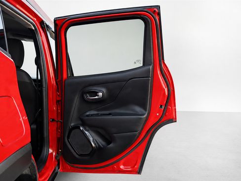 Used 2017 Jeep Renegade Altitude FWD image 13