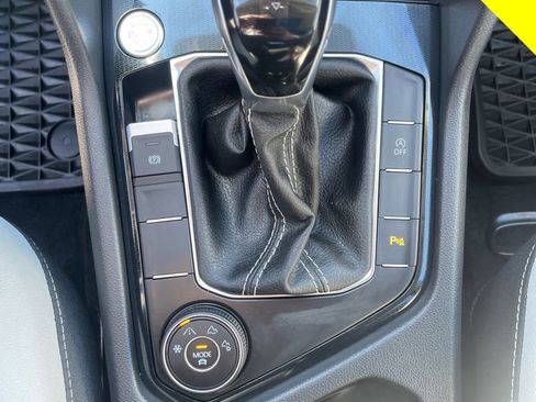 Used 2025 Volkswagen Taos SE w/ Panoramic Sunroof Package AWD/4WD image 27
