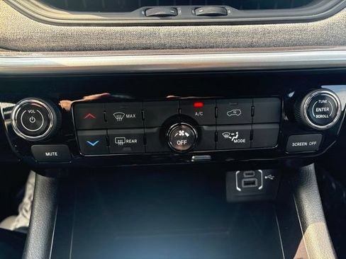 Used 2025 Jeep Compass Latitude AWD/4WD image 33