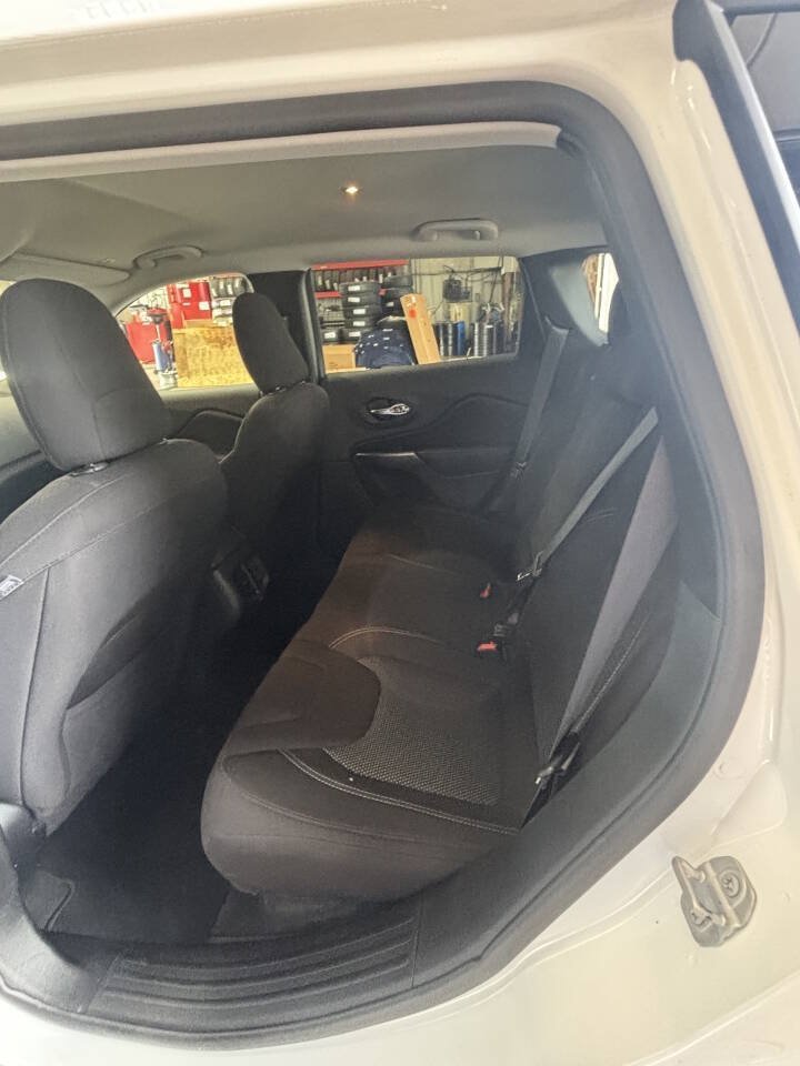 Used 2019 Jeep Cherokee Latitude w/ Popular Appearance Group AWD/4WD image 6
