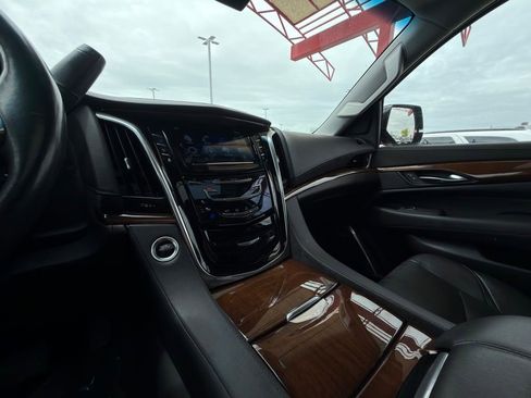 Used 2020 Cadillac Escalade Luxury AWD/4WD image 22