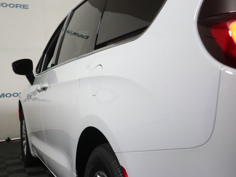 New 2026 Chrysler Pacifica Select image 10