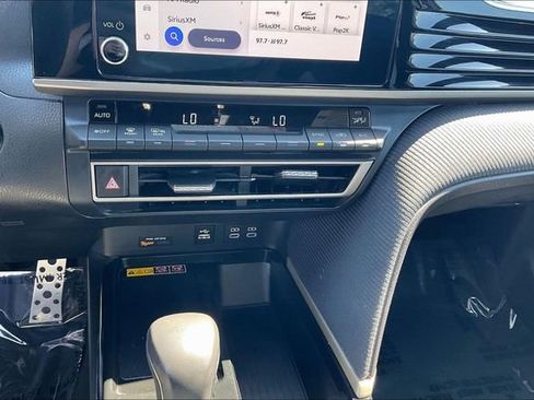 Used 2025 Toyota Camry SE image 32