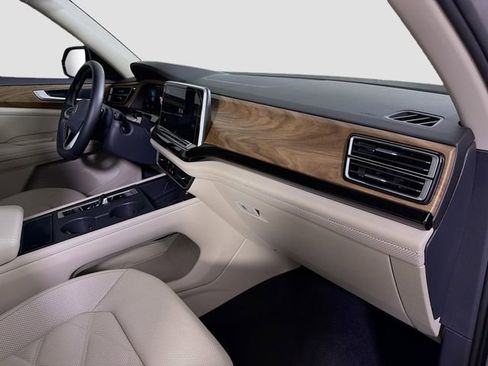 Used 2025 Volkswagen Atlas SE image 31