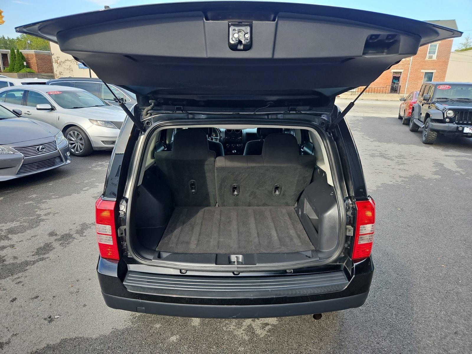 Used 2016 Jeep Patriot Latitude AWD/4WD image 16