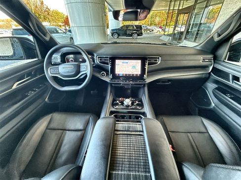 Used 2023 Jeep Wagoneer L Series III w/ Preferred Equipment Group image 19