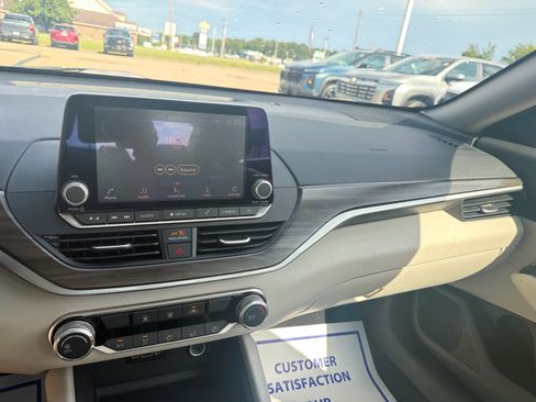 Used 2025 Nissan Altima 2.5 SV FWD image 20
