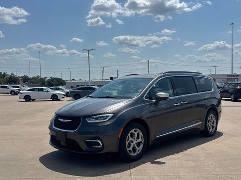 Used 2023 Chrysler Pacifica Limited FWD image 9
