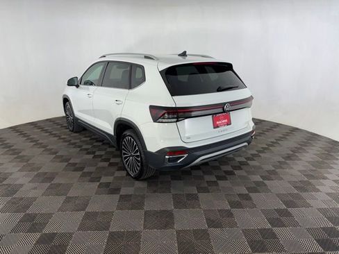 Used 2025 Volkswagen Taos SE FWD image 6