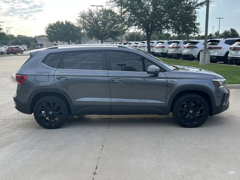 Certified 2023 Volkswagen Taos SE w/ Panoramic Sunroof Package FWD image 11