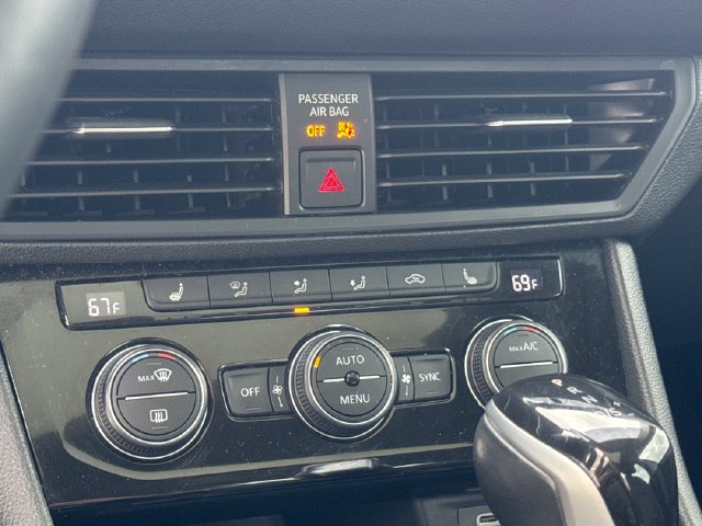 Used 2023 Volkswagen Jetta SE w/ Panoramic Sunroof Package FWD image 24