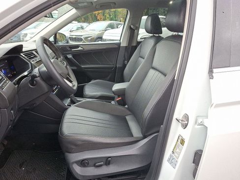 Used 2022 Volkswagen Tiguan SE w/ Panoramic Sunroof Package image 13