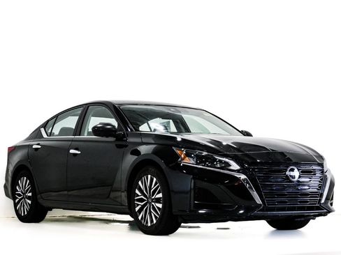 Used 2024 Nissan Altima 2.5 SV FWD image 1