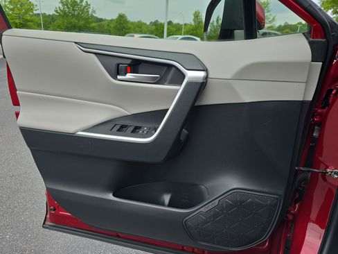 Used 2020 Toyota RAV4 XLE w/ Convenience Package FWD image 28