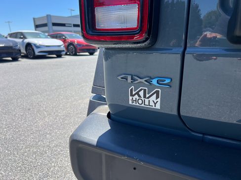 Used 2024 Jeep Wrangler Unlimited AWD/4WD image 5