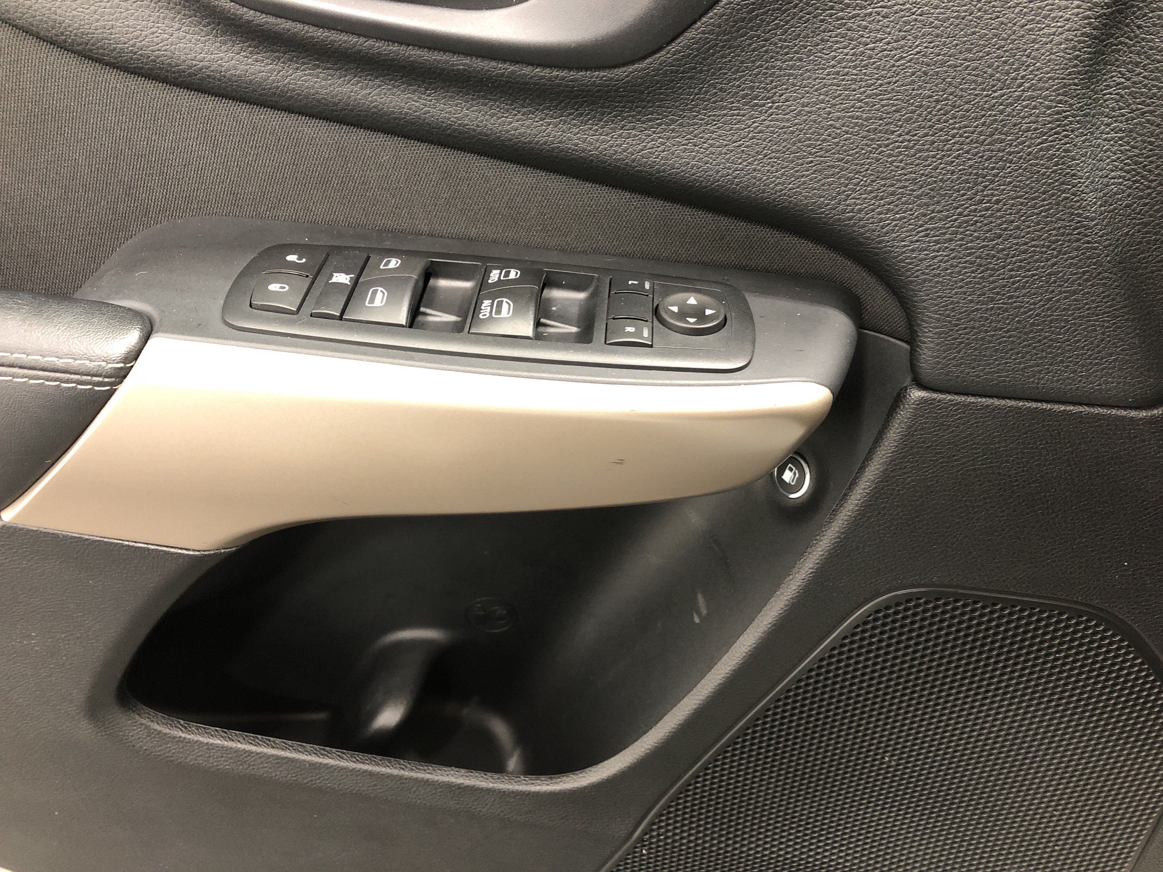 Used 2017 Jeep Cherokee Latitude w/ Cold Weather Group AWD/4WD image 16
