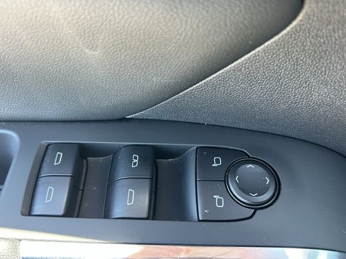 Used 2025 Chevrolet Traverse LT FWD image 16