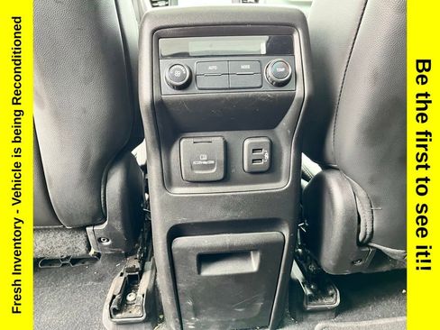 Used 2019 GMC Acadia SLT w/ LPO, Black Accent Package AWD/4WD image 34