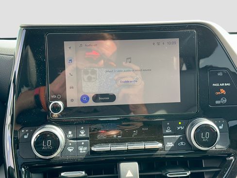 Used 2024 Toyota Highlander XLE FWD image 15