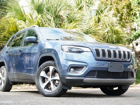 Used 2019 Jeep Cherokee Limited image 2
