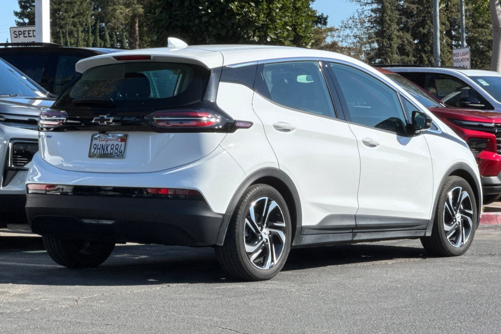 Used 2023 Chevrolet Bolt LT w/ Infotainment Package FWD image 5