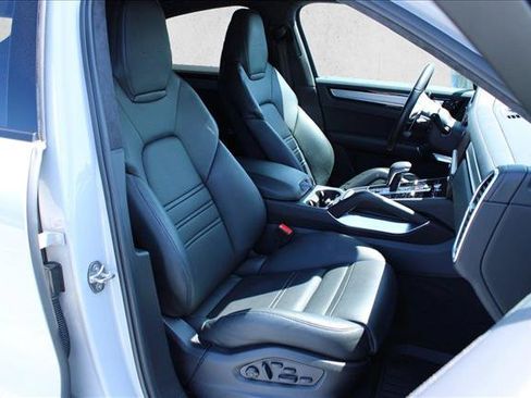 Used 2023 Porsche Cayenne Turbo AWD/4WD image 29