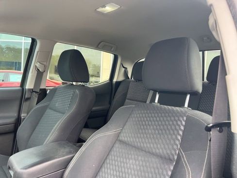 Used 2021 Toyota Tacoma SR5 w/ Trail Edition image 13