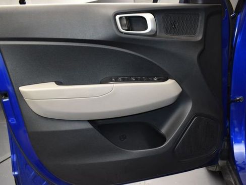 Used 2023 Hyundai Venue SEL FWD image 17