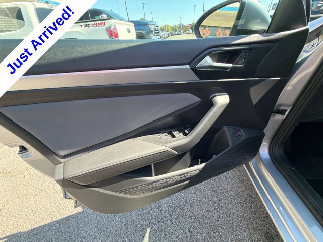 Used 2025 Volkswagen Jetta SE FWD image 35