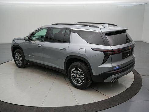 Used 2025 Chevrolet Traverse LT image 6