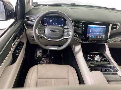Used 2022 Jeep Wagoneer Series III AWD/4WD image 23