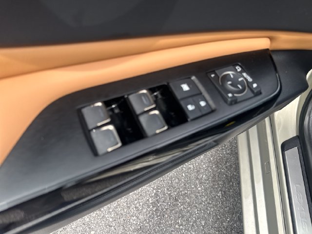 Used 2024 Lexus ES 350 w/ Premium Package FWD image 11