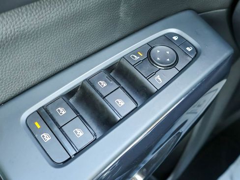 Used 2023 Nissan Pathfinder SV image 17