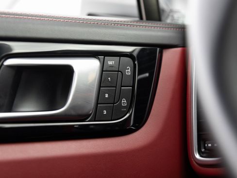 Used 2023 Porsche Cayenne image 18