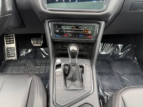 Used 2022 Volkswagen Tiguan SE R-Line image 15