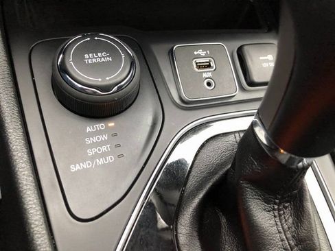 Used 2022 Jeep Cherokee Limited AWD/4WD image 8
