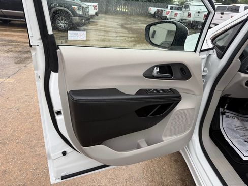 Used 2023 Chrysler Pacifica Touring-L FWD image 8
