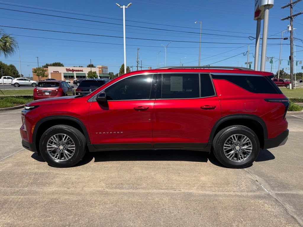 Used 2025 Chevrolet Traverse LT FWD image 2