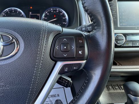 Used 2017 Toyota Highlander XLE image 19