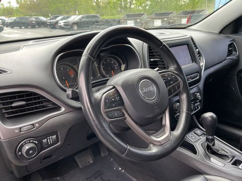 Used 2019 Jeep Cherokee Latitude Plus FWD image 15