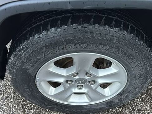 Used 2015 Jeep Grand Cherokee Laredo image 31