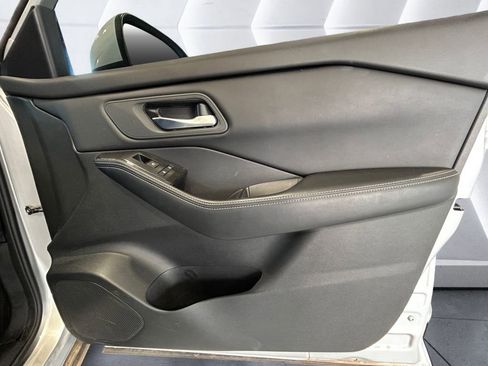 Used 2024 Nissan Rogue SV image 15