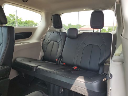 Used 2024 Chrysler Pacifica Touring-L FWD image 19