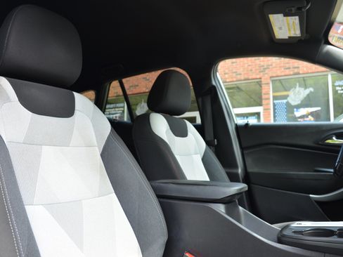 Used 2024 Chevrolet Trax RS FWD image 34