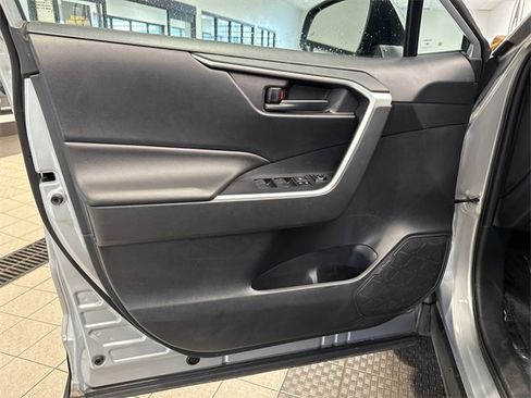 Used 2019 Toyota RAV4 LE image 7