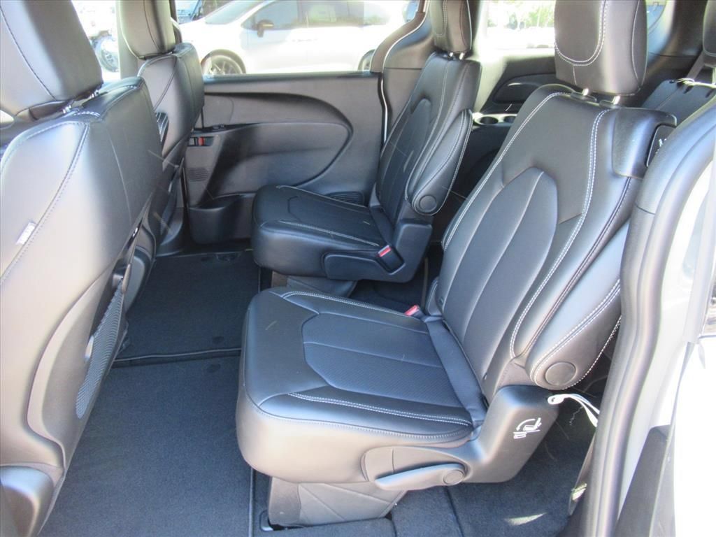 New 2026 Chrysler Pacifica Select FWD image 26